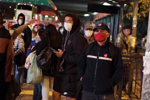 Desde temprano se observaron grupos de personas tratando de movilizarse. Foto: Agencia Uno