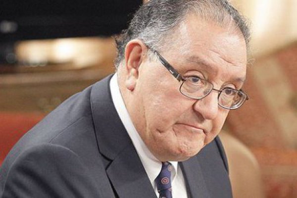 Huenchumilla (DC) exige al Gobierno proyecto para reducir sueldos de altos funcionarios, a partir del Presidente