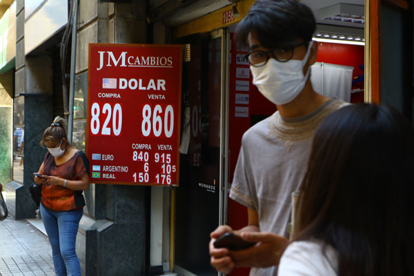 Repunte del cobre lleva al dólar bajo la línea de $ 850