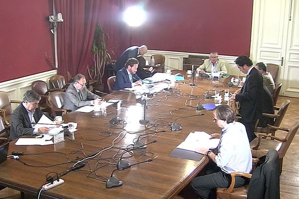 El ministro Briones expuso ayer el paquete de medidas fiscales en la comisión de Hacienda del Senado