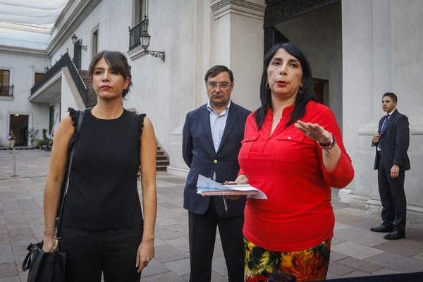 La subsecretaria de Prevención del Delito, Katherine Martorell, la vocera de Gobierno, Karla Rubilar, y el intendente de Santiago, Felipe Guevara, explicaron la medida. Foto: Agencia Uno