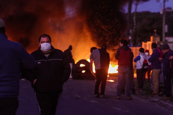 Comunidades locales rechazaron la circulación de camiones con cortes de rutas. Foto: Agencia Uno