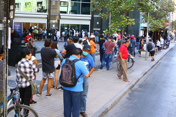 Como en el marco del conflicto social, en las oficinas de la AFC reaparecieron las filas de personas. Foto: José Montenegro