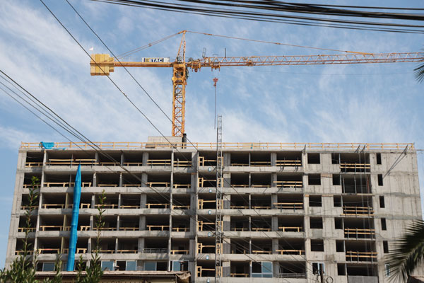 Constructoras toman medidas: suspenden contratos y trasladan trabajadores