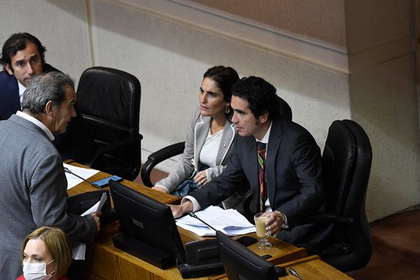 La ministra Zaldívar y el titular de Hacienda, Ignacio Briones, asistieron ayer a la comisión mixta. Foto: Agencia Uno
