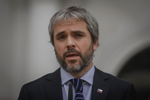 Blumel califica de "inoportuno" anuncio de alza en planes de isapres y ejecutivo analizaría opciones para congelarlos