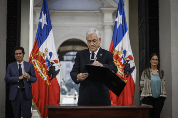 Piñera al promulgar Ingreso Mínimo Garantizado: “Juntos vamos a superar esta crisis”
