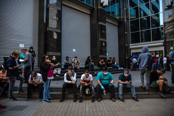 Llamativas han sido las filas en las oficinas de la AFC esta semana. Foto: Reuters