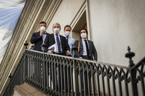Ministros con sus mascarrillas ayer en La Moneda. Foto: Agencia Uno