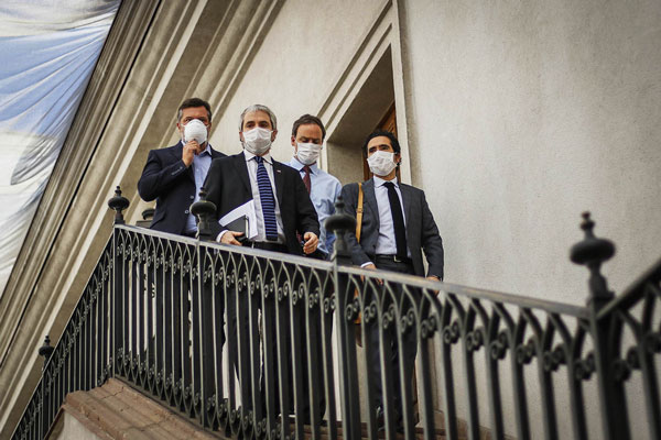 <p>Ministros con sus mascarrillas ayer en La Moneda. Foto: Agencia Uno </p>