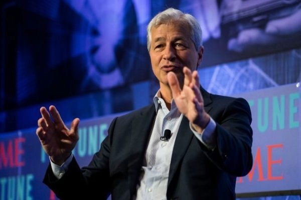 El CEO de JPMorgan advierte de una "fuerte recesión y estrés financiero"