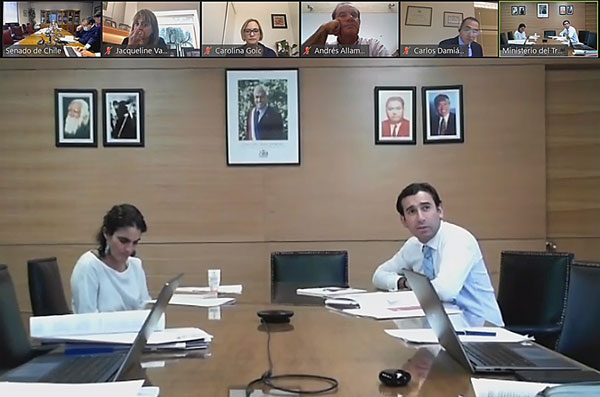 Las autoridades de Trabajo, María José Zaldívar y Fernando Arab, dialogan con los senadores.