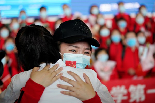 Comienza a operar el aeropuerto internacional de Wuhan después de que se levantaran las restricciones de viaje para abandonar Wuhan, el epicentro en China del brote de Covid-19.