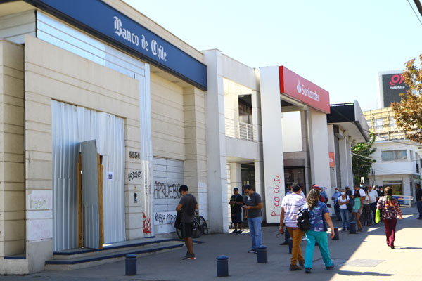 Aunque buena parte de Banco de Chile trabaja remotamente, algunas sucursales están abiertas. Foto: José Montenegro
