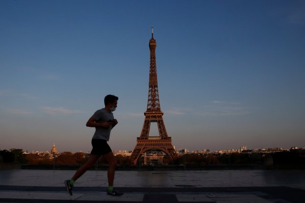 Chilenos cuentan cómo es pasar la cuarentena en la cada vez más golpeada París