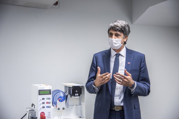 MIT dona prototipos de ventiladores de emergencia a Ministerio de Ciencia para evaluar replicarlos en Chile