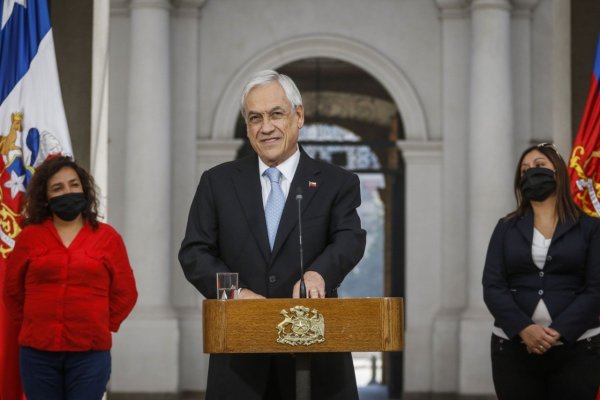 Piñera defiende reapertura "gradual y segura" del comercio