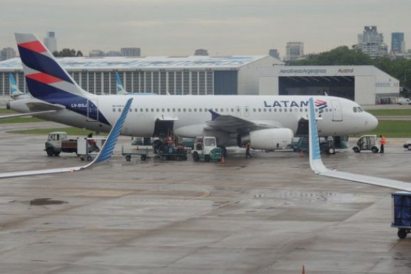 Latam vive duro momento en Argentina: no logra pacto laboral para enfrentar paralización de vuelos