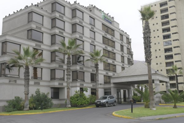 La firma mantiene abierto el Holiday Inn Aeropuerto y el Hyatt Centric Santiago, aunque esto se mantiene en evaluación. Foto: Agencia Uno