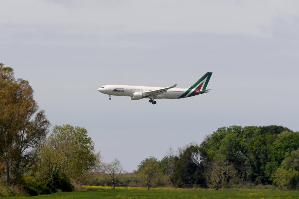 Italia ya anunció la nacionalización de la compañía aérea Alitalia a principios de mes. Reuters.