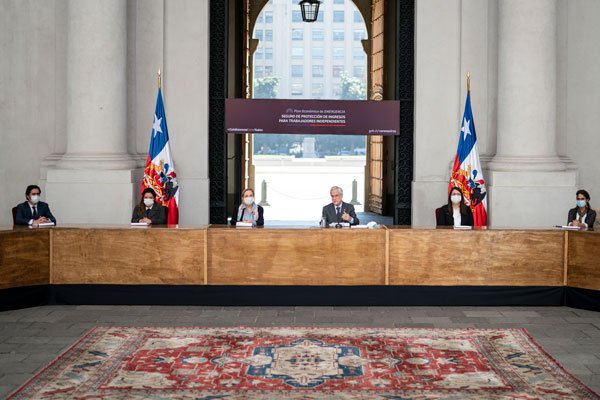 El Presidente realizó el anuncio ayer junto a los ministros de Hacienda y Trabajo. Foto: Presidencia