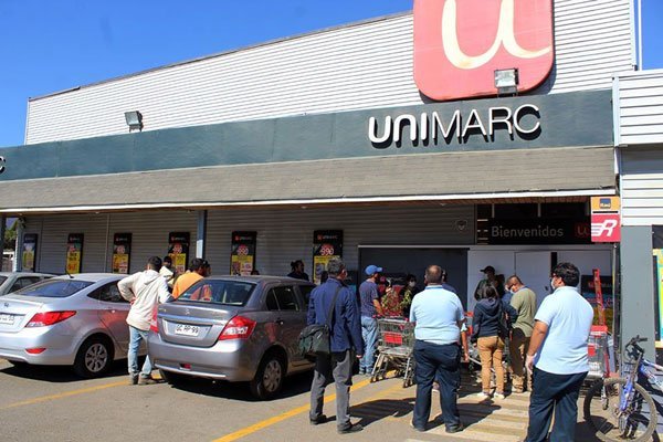 <p>Los supermercados se salvan de un marzo donde sucumbió el resto del comercio</p>