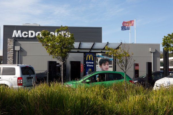 Ganancias de McDonald's se hunden por limitados servicios en sus restaurantes