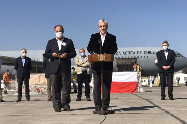 Presidente Piñera junto a Juan Sutil recibieron los ventiladores mecánicos donados por la CPC.