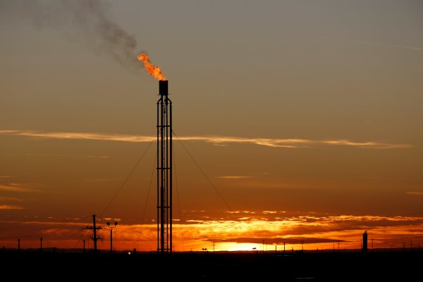 Exxon Mobil tiene pérdidas por primera vez en décadas y Chevron recorta gasto