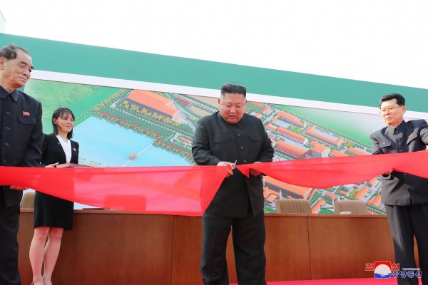 Kim Jong Un asiste al término de la construcción de una planta de fertilizantes en una región al norte de la capital, Pyongyang. Foto: Reuters.