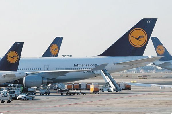 La alemana Lufthansa aseguró hace unos días que pierde 1 millón de euros por cada día que pasa sin recuperar la actividad.
