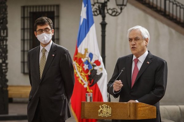 El Presidente Piñera, junto al Subsecretario de Previsión Social, Pedro Pizarro, anuncia pago de Bono Invierno 2020. Agencia Unos