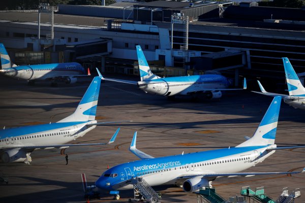 Los aviones de Aerolíneas Argentinas estacionados en el aeropuerto nacional Jorge Newbery. Reuters