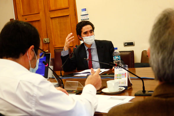 <p>El ministro de Hacienda, Ignacio Briones, destacó la mantención de la clasificación de riesgo del país. Foto: Agencia Uno </p>