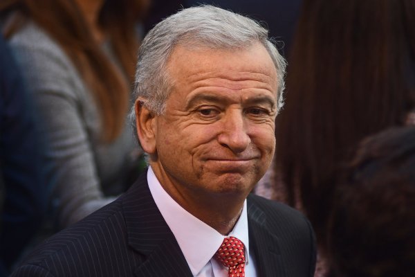 Tras arribo del exministro de Hacienda a Cencosud, presentan proyectos para prohibir el ingreso de exaltas autoridades a directorios