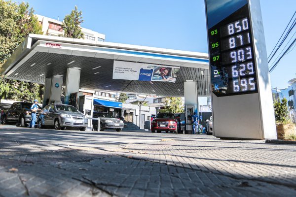 <p>Siguen a la baja: precio de las bencinas volverá a disminuir $6</p>