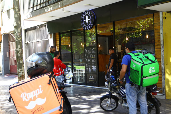 Gobierno extiende horario nocturno para el negocio de delivery y firmas prevén alza de 20% en pedidos
