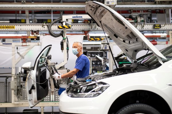 Un trabajador usa una máscara protectora en la línea de montaje de Volkswagen en Wolfsburg, Alemania.