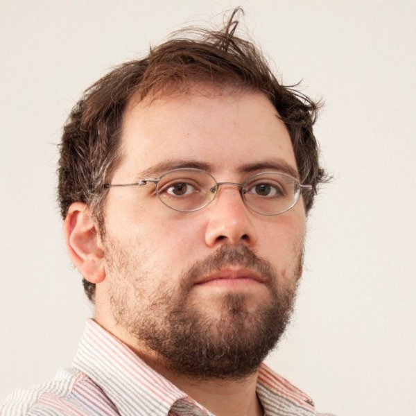 Cuello, corbata y capucha