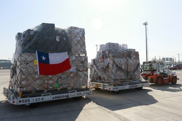 Ministro de Salud recibió 87 ventiladores mecánicos en el Aeropuerto de Santiago y llamó a la "tranquilidad"