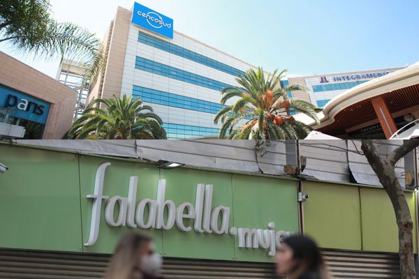 Cencosud y Falabella revelan planes de baja de personal y la extinción de puestos en tiendas