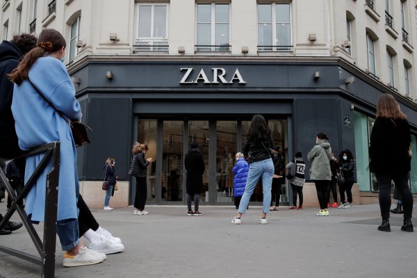 La gente espera observar el distanciamiento social fuera de una tienda de Zara en París mientras Francia. Reuters.