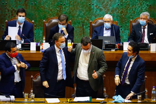 Al término de la sesión Sichel manifestó que esperaba un avance rápido en el Senado. Foto: Agencia Uno