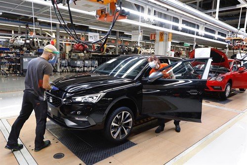 Dos trabajadores en la línea de producción del Seat León en la fábrica de Martorell (Barcelona)