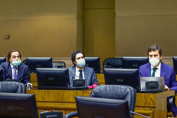 El director de Dipres, Matías Acevedo, junto al ministro de Hacienda, Ignacio Briones, y el subsecretario de la cartera, Francisco Moreno. Foto: Agencia Uno