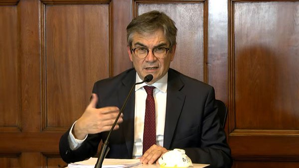 El presidente del Banco Central, Mario Marcel, al presentar el IEF a la banca.