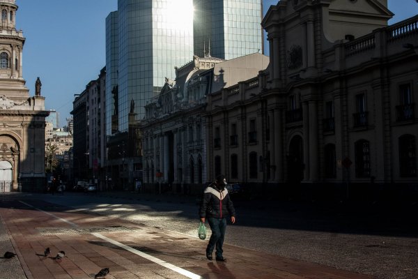 Empeora pronóstico para Chile en medio de cuarentena: Fitch ve baja del PIB de 3,9% este año