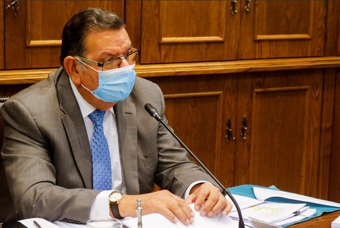 <p>Senador Quinteros se defiende tras críticas por viaje: "Se me informó que no había problemas"</p>