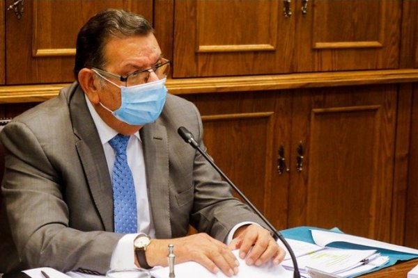 Senador Quinteros se defiende tras críticas por viaje: "Se me informó que no había problemas"