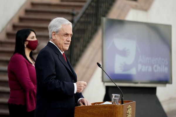El presidente Piñera junto a la vocera, Karla Rubilar, y el intendente Felipe Guevera explicó anuncio. Foto: Presidencia